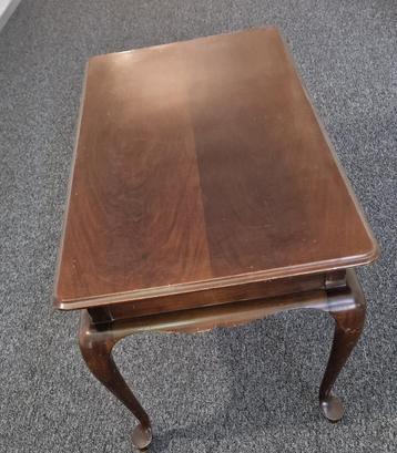 Antieke salontafel beschikbaar voor biedingen