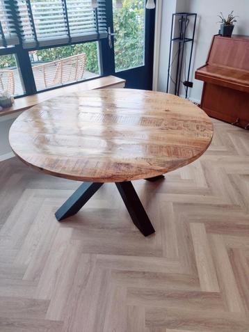 Ronde eettafel van mangohout zwart stalen kruispoot – Ø150 beschikbaar voor biedingen