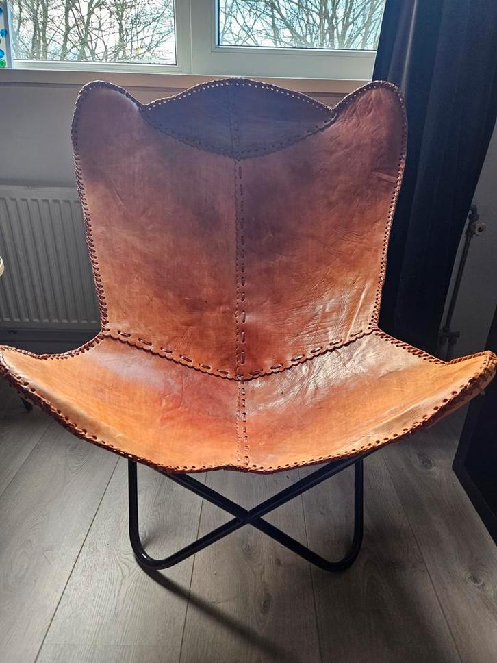 Cognac leren vlinderstoel met stiksel, Huis en Inrichting, Fauteuils, Zo goed als nieuw, Leer, Metaal, 75 tot 100 cm, 75 tot 100 cm
