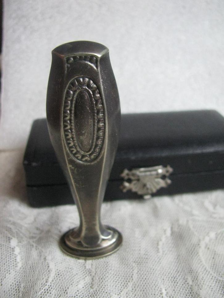 Vintage Lakstempel / Stempel in Doosje / Art Deco Style - BS, Antiek en Kunst, Antiek | Kantoor en Zakelijk, Verzenden