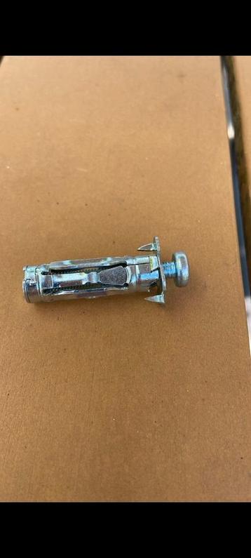 86 metalen hollewandpluggen – ideaal voor gipswanden! beschikbaar voor biedingen