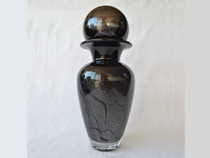 Zwart glazen Vaas met stolpbol – Richartz art collection, Huis en Inrichting, Woonaccessoires | Vazen, Zo goed als nieuw, Zwart