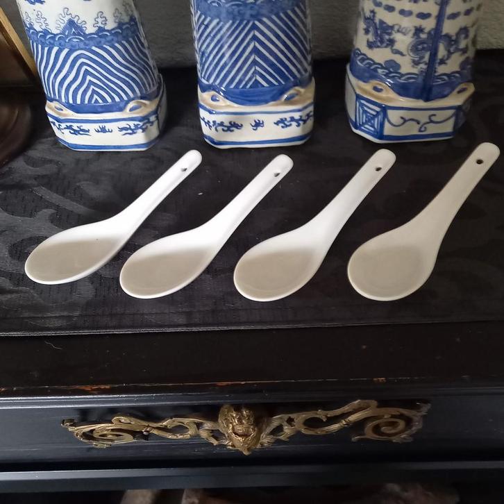 4 witte porseleinen soep lepels, Antiek en Kunst, Antiek | Bestek, Ophalen of Verzenden