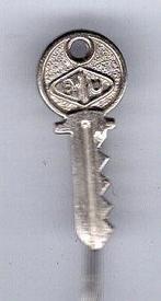 Sleutel zilverkleurig speldje ( A_218 ), Ophalen of Verzenden, Nieuw, Merk, Speldje of Pin