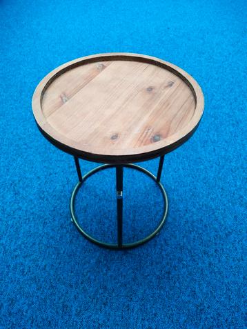 Bijzettafel met houten blad en stalen frame beschikbaar voor biedingen