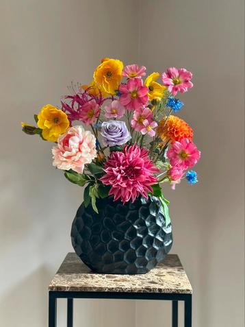 Luxe vaas met zijden bloemen kunst bloemen beschikbaar voor biedingen