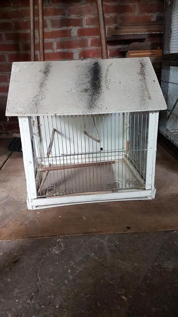 Leuke houten vogelkooi beschikbaar voor biedingen