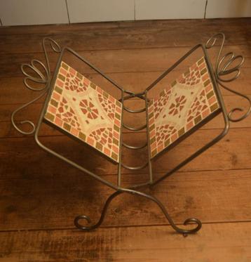 Prachtige krantenbak / lectuurbak mozaïek & smeedijzer beschikbaar voor biedingen