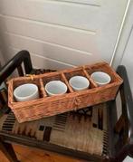 Rieten mand met vier witte mokken / bekers, Huis en Inrichting, Keuken | Servies, Keramiek, Ophalen of Verzenden, Zo goed als nieuw