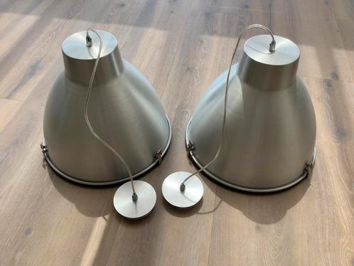 Twee alu hanglampen te koop, diameter 42 cm, melkglas, Huis en Inrichting, Lampen | Hanglampen, Gebruikt, Glas, Metaal, Overige materialen