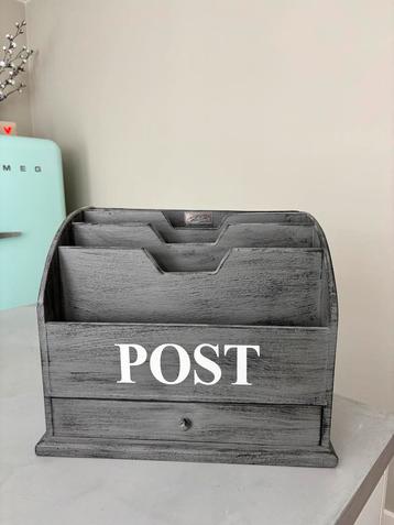 Grijze Lectuurbak met 4 Vakken en Lade beschikbaar voor biedingen