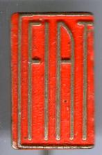 FIAT rood op zilverkleurig auto misdruk speldje ( B_045 ), Ophalen of Verzenden, Zo goed als nieuw, Transport, Speldje of Pin