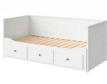 Hemnes bed + matrassen (zo goed als nieuw) - afbeelding 1