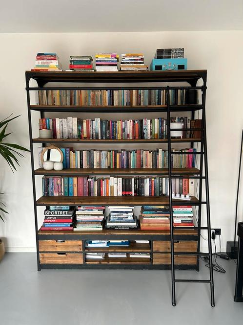Boekenkast met ladder, Huis en Inrichting, Kasten | Boekenkasten, Gebruikt, 150 tot 200 cm, 25 tot 50 cm, Metaal, Ophalen of Verzenden