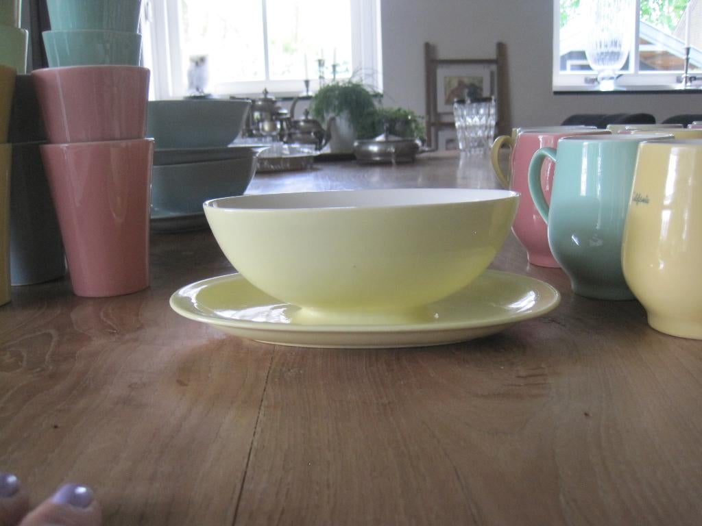 Pastel juskommen geel model Desiree, Antiek en Kunst, Antiek | Servies los, Ophalen of Verzenden