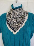 Blauw-witte driehoekssjaal met rozen 93x bij de punt 42 cm, Kinderen en Baby's, Kinderkleding | Mutsen, Sjaals en Handschoenen