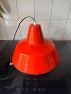 ORANJE EMAILLE HANGLAMP – Louis Poulsen, jaren ’60, Huis en Inrichting, Lampen | Hanglampen, Ophalen, Zo goed als nieuw, Metaal