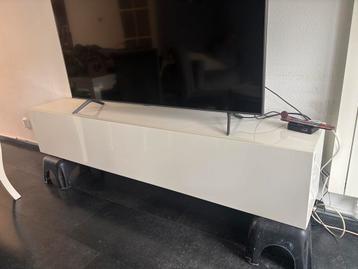 Tv ophangkast beschikbaar voor biedingen