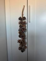 Dennenappel hanger, totale lengte 60 cm., Huis en Inrichting, Woonaccessoires | Kunstplanten en Kunstbloemen, Ophalen of Verzenden