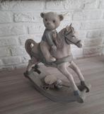 Teddybeer op hobbelpaard beeldje 35cm hoog, Verzamelen, Beelden en Beeldjes, Ophalen of Verzenden, Zo goed als nieuw, Dier