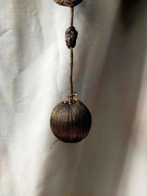 Gezocht antieke pom pom gemaakt van metaal /stof draad tache, Antiek en Kunst, Antiek | Kleding en Accessoires, Ophalen of Verzenden