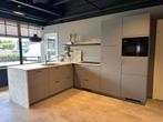 Showroom Keuken Bordo London Grey, Huis en Inrichting, Keuken | Complete keukens, Ophalen, Hoekkeuken, Nieuw, Kunststof