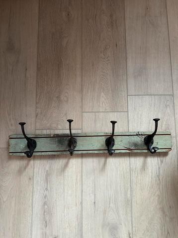 Houten Kapstok met 4 Haken beschikbaar voor biedingen