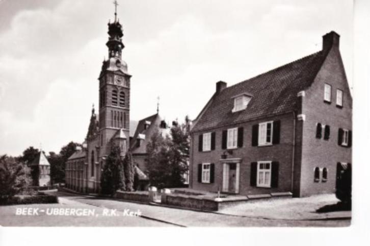 BEEK-UBBERGEN,- R.K. Kerk met Pastorie. 04-09, Verzamelen, Ansichtkaarten | Nederland, Gelopen, Gelderland, 1960 tot 1980, Verzenden