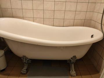 Vrijstaande bad op zilveren pootjes, gebruikt. beschikbaar voor biedingen