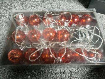 Nieuw lichtsnoer van glazen kerstballen beschikbaar voor biedingen