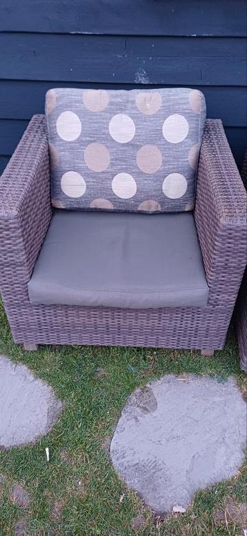 Loungeset 4 stoelen met kussens en salontafel beschikbaar voor biedingen
