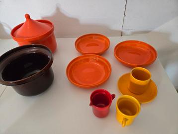 Vintage Driehoek servies Laren, jaren '70 oranje en geel beschikbaar voor biedingen