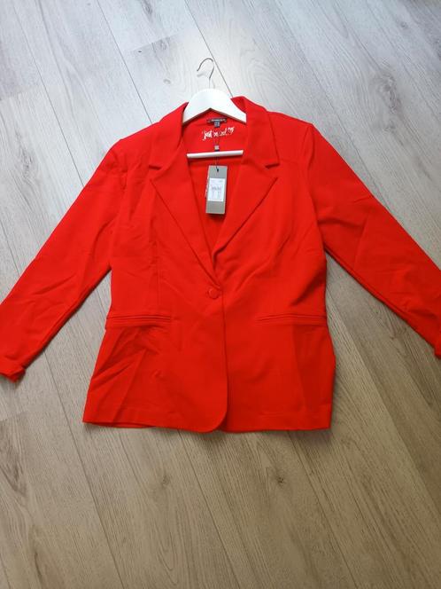 Nieuw. Rode blazer maat 42, Kleding | Dames, Jasjes, Kostuums en Pakken, Nieuw, Maat 42/44 (L), Rood, Ophalen of Verzenden