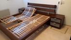 Bed met elektrische lattenbodem en nachtkastjes, Ophalen, Gebruikt, Hout