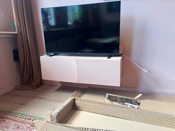 Zwevend tv kasje roze