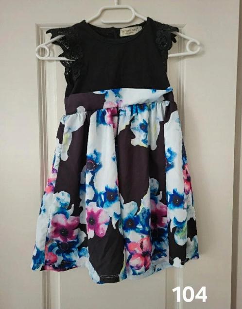 Meisjeskleding 104 jurk zwart wit roze blauw bloemen, Kinderen en Baby's, Kinderkleding | Maat 104, Zo goed als nieuw, Meisje