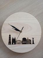 Houten klok skyline, Huis en Inrichting, Ophalen of Verzenden, Nieuw, Analoog, Wandklok