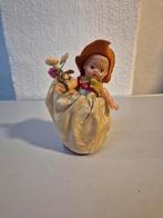 Vintage Pop met Hoed en Bloemen opwindbaar speelgoed, Verzamelen, Poppen, Ophalen of Verzenden, Gebruikt, Pop