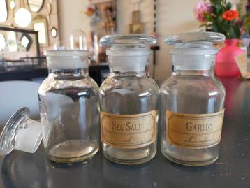 Vintage kruidenpotjes. 2 met etiket, 1 zonder.  beschikbaar voor biedingen