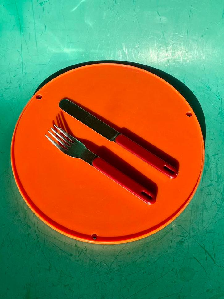 Vintage bestek vork mes rood space age Rosti Mepal, Huis en Inrichting, Keuken | Bestek, Gebruikt, Bestekset, Rvs of Chroom, Ophalen of Verzenden