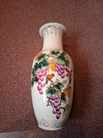 Chinezen vaas  - met vogels en druiven en chinees letters, Overige kleuren, Aardewerk of Porselein, Ophalen of Verzenden, Zo goed als nieuw