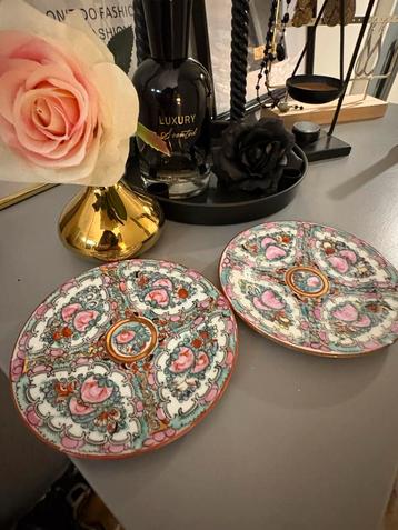 2 Famille Rose Medaillon Bordjes - Verschillende Figuren beschikbaar voor biedingen