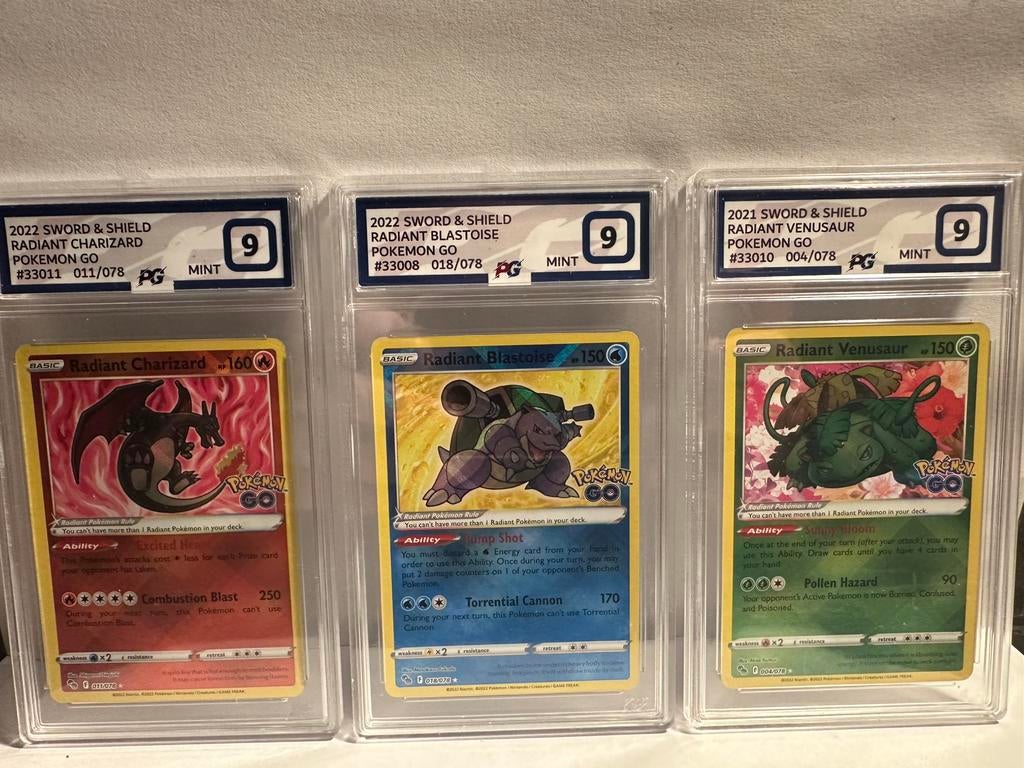 Radiant Charizard, Blastoise en Venusaur graded 9, Ophalen of Verzenden, Nieuw, Meerdere kaarten