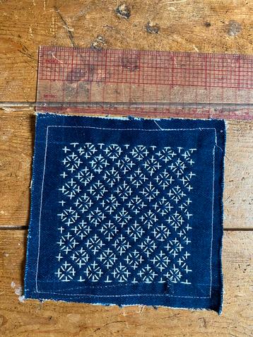 Handgeborduurde kawari komezashi sashiko denim patch beschikbaar voor biedingen