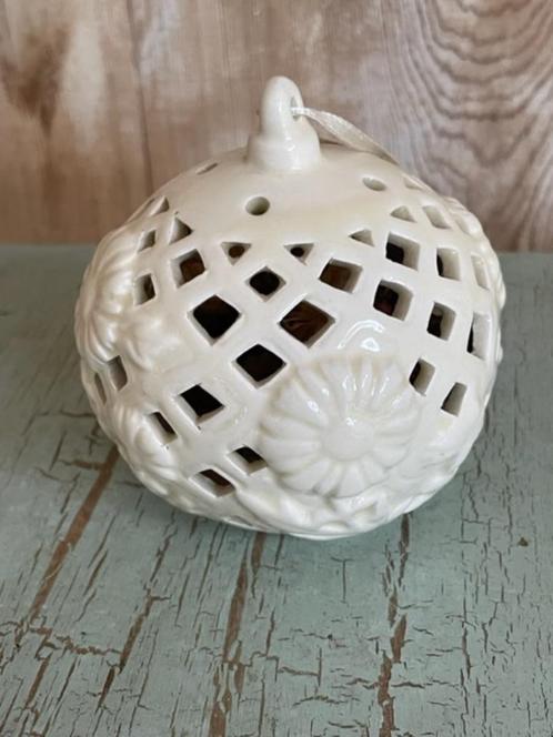 GEURBAL / POMANDER wit porselein / Potpourri bol Kerstbal, Antiek en Kunst, Curiosa en Brocante, Ophalen