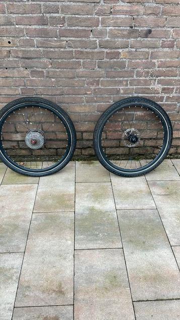 2 setjes banden 26 inch zitten geen binen banden in beschikbaar voor biedingen