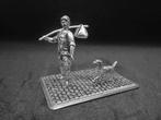 ZILVEREN MINIATUUR MAN MET KNAPZAK EN HOND, Antiek en Kunst, Ophalen, Zilver