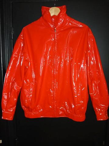 Rood lak jas maat L beschikbaar voor biedingen