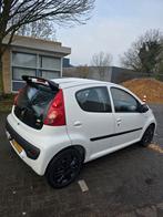 Peugeot 107 1.0 12V 5DR 2010 Wit, Auto's, Peugeot, Voorwielaandrijving, Stof, Zwart, 4 stoelen