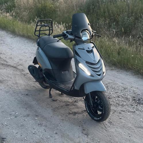 Piaggio zip 50cc nardo grey, Fietsen en Brommers, Scooters | Piaggio, Zo goed als nieuw, Zip, Ophalen